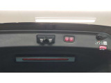 ヘッドアップディスプレー・・・フロントウインドウに車速やナビゲーション情報を投影する新装備です。走行中わずかな視点移動で情報が得られます