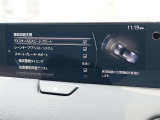 こちらのお車には先進安全装備が多数搭載されています。衝突被害を回避あるいは軽減するためのブレーキや、後方死角からの接近警報、車線逸脱を防止する警報装置など、詳しくはスタッフまでお尋ねください。