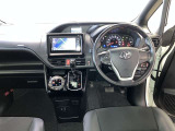 運転席周りのレイアウトをご覧ください。ナビゲーションが綺麗に装着されすっきり収まってますね!