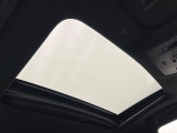 【サンルーフ】開放感たっぷりの希少装備、サンルーフが装着されています!車内に明かりを取り入れたり景色を楽しむ以外にも、車内の空気も簡単に換気できて快適です!