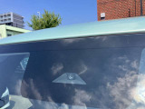 フロントガラスの上部には衝突軽減ブレーキの装置も付いており、より安全に運転を楽しんでいただくことができます。