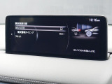こちらのお車には先進安全装備が多数搭載されています。衝突被害を回避あるいは軽減するためのブレーキや、後方死角からの接近警報、車線逸脱を防止する警報装置など、詳しくはスタッフまでお尋ねください。
