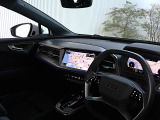 内装はシンプルに使い勝手を考え作られています。お車を運転する感覚をダイレクトに体感して頂けます。室内も広くロングドライブにも快適にお過ごしいただけます。