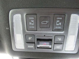 電動スライドドアのスイッチです。車内からもスイッチひとつでラクにドアの開閉できますよ♪バックドアも電動で開閉出来ます!