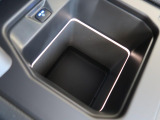 【フロントセンターコンソールクーラーボックス】500mlのボトルが4本収納でき、温度を5度に保つことが出来るようになっております。旅行などのお出かけの際に重宝しますね♪