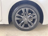 タイヤサイズは215/45R17になります。