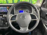 インテリアに合わせたデザインのステアリングは、運転される方のことも考え、運転しやすい形状、大きさです。是非一度、実際に触ってお確かめください。