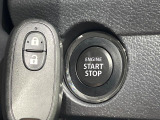 【キーレススタートシステム】カバンやポケットに入れたままでもドアの施錠・解錠が可能なスマートキーを装備。エンジンのオン・オフ時もカギを取り出す必要が無いからとっても便利です♪