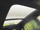 【パノラマルーフ】大型のガラスルーフ搭載で車内の解放感が一気にアップ!開放的なドライブをお楽しみいただけます。
