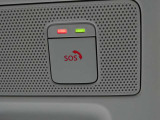 急病時や危険を感じた時、SOSコールスイッチを押すと専門のオペレータに繋がって、警察や消防への連携をサポートしてくれます。また、万が一の事故発生時には、エアバッグ展開と連動して自動通報します。