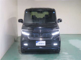 明度の高いLEDヘッドライトで、夜間の運転も安心です。