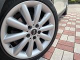 ●純正16インチアルミホイール:輸入車ならではの卓越した走りを支えるホイールと足回りです!日本車の走りに慣れている方にもぜひ体感して頂きたいほど、高いレベルでまとまっています!