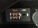 こちらのクルマはUSB接続コネクタも装備されています♪スマホの充電などにお使い下さい。ご旅行中での充電切れも、これなら心配いりませんね!