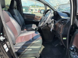 【前席】前席は丁寧に使用されており、目立つダメージはありません。全体的に良好な状態を維持しています。
