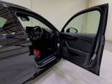 Audiは創業者であるホルヒの「いかなる時代においても第一級の素材を用い、操縦安定性に優れ、さらに進歩的なクルマの製造を目指す」という考え方に則り、こだわり抜かれたインテリアを目指しています。