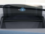 ヘッドアップ・ディスプレイ :現在の車速やナビゲーション・システムによるルート案内の矢印表示など、さまざまな情報をフロント・ウインドーに投影することで、ドライバーの視界内に表示します。