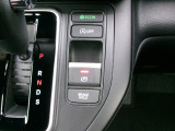 スイッチを引くだけで、パーキングブレー信号待ち等でブレーキから足を離しても停車状態を維持するブレーキホールドシステムを搭載しています。