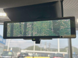 【インテリジェントルームミラー】後席の大きな荷物や同乗者で後方が確認しづらい時でも安心!カメラが撮影した車両後方の映像をルームミラー内に表示。クリアな視界で状況の確認が可能です!
