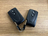 【スマートキー】 スマートキーを携帯していれば、ドアハンドルのボタンを押してロックの解除ができ、パワースライドドアもワンタッチで開閉できます。