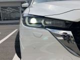 【アダプティブLEDヘッドライト】夜間走行時に先行車や対向車の状況をクルマが判断。ヘッドランプの照射範囲や明るさを自動的に変化させます。