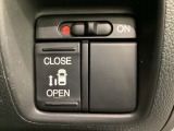 左側電動スライドドアは運転席からでも操作ができるように、ハンドル付近に開閉の操作スイッチが付いています。