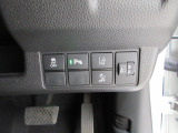 パーキングセンサーや横滑りを防ぐVSA等のスイッチ類は運転席の右側、手の届きやすい位置にあります。