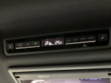 【リアオートエアコン】広い後部座席には必須の機能!風量や温度を自動で調整し前席と同様な車内環境にしてくれるリアオートエアコンを装備。夏の暑さも冬の寒さもストレスなく快適にお過ごしいただけます♪