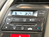 【オートエアコン】一度お好みの温度に設定すれば、車内の温度を検知し風量や温度を自動で調整。暑い&hellip;寒い&hellip;と何度もスイッチ操作をする必要はありません。快適な車内空間には必須の機能ですね♪