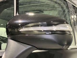 ウィンカー内蔵ドアミラーを開発したのは『メルセデス・ベンツ』です。他車からの視認性が高まり、事故の可能性を低減させています。更に、点灯部分はドライバーの視界に入らないように設計されています。