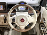 インテリアに合わせたデザインのステアリングは、運転される方のことも考え、運転しやすい形状、大きさです。是非一度、実際に触ってお確かめください。