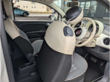 2ドア車両となりますので、前席を倒して乗り込み頂きます。