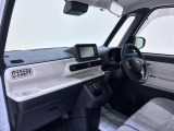 ダイハツのお店では、ダイハツ車を知り尽くしたプロフェッショナルが、専用の診断機器を使って各システムを点検しております。