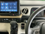 純正ディスプレイオーディオが装備されています。スマホとケーブルで連携するとアップルカープレイやアンドロイドオートなど便利なナビ機能が使えます。行き先検索は音声コマンドに話しかけるだけで検索できます