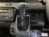 自然に手が届き、操作性の良いインパネシフトに、パーキングブレーキはフットブレーキタイプなので、運転席と助手席の間はすっきりしています。