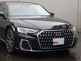 ●Audiが最初に採用したLEDポジショニングランプ。シャープなラインで昼間でも点けていたいと思うほど上品でオシャレです。夜間走行時はさらに目立ちます!