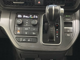 CVT車のセレクトレバーです。低速から高速まで変速ショックのないスムーズな走りと、エンジン効率のよい領域を維持して燃費にも貢献します。サイドブレーキはスイッチ操作の電子制御パーキングブレーキです。