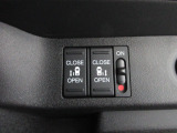 両側電動スライドドア。荷物で手が塞がる時など簡単にドアの開閉が出来ます。何より力いらずで開閉OK。女性やお年寄りにも優しい。電動機能はOFFにもできますから元気なお子様の駆け出しも安心。