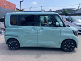 サイドから見ても素敵なデザインの軽自動車です!天井も高く室内空間も広く快適です☆