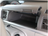 センターメーターを採用しているため、運転席の正面には小物入れがあります。