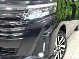 【LEDヘッドライト】悪天候や夜間走行時も良好な視界を確保し安心して運転できる高輝度LEDヘッドライトを装備!点灯速度が早く、消費電力も抑えられています。
