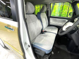 運転席まわりには十分なスペースがあり、大柄な方でもゆったり運転していただける環境です。