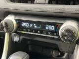 【オートエアコン】一度お好みの温度に設定すれば、車内の温度を検知し風量や温度を自動で調整。暑い&hellip;寒い&hellip;と何度もスイッチ操作をする必要はありません。快適な車内空間には必須の機能ですね♪
