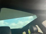 フルガラスパノラミックルーフ。車内に気持ちいい自然光が差し込み、頭上に広がる風景をお楽しみいただけます。快適な車内温度を維持し日差しから乗員とインテリアを守るダークカラーのガラス。電動ブラインド付き!