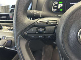 運転中、オーディオの操作をしてて、ハッとしたことはありませんか?ステアリングスイッチは、運転中でもハンドルでオーディオの操作が可能です。安全なドライブをサポートします。
