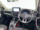 運転席まわりです。 各操作スイッチは使いやすい位置に配置されてます。