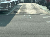 フロントガラスへの投影型であるヘッドアップディスプレイ。車速や交通標識、ナビゲーションの案内などの情報が映し出されます!