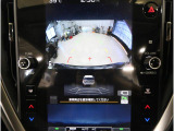 後方映像を11.6インチディスプレイに表示し、ステアリング連動ガイドラインが駐車をサポート。さらに後退時はリヤ4センサーが障害物を検知し、必要に応じてブレーキが作動します。