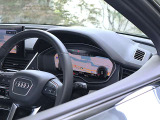 ●隣りの車からウィンドウ越しにバーチャルコクピットが際立っています。大変美しく高級感あふれるインテリアでございます