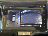 【アラウンドビューモニター】4つのカメラ映像を合成して上空から見下ろしているかのような映像をモニターして駐車をサポートします。
