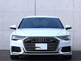 ●一目でAudiとわかる特徴的なシングルフレームグリル・LEDランプ。精悍なフロントマスクからAudiのスマートで上品なブランドを連想させてくれます。女性にも大変ご好評頂いております。